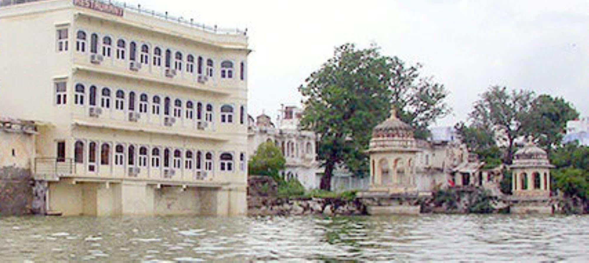 Hotel Sarovar On Lake Pichola Udaipur Exterior foto